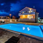 Dom wakacyjny My Dalmatia - Luxury Escape With Private Pool, Game And Gym