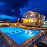 My Dalmatia - Luxury Escape With Private Pool, Game And Gym Dom wakacyjny Perusic Benkovacki