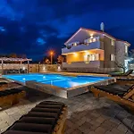Dom wakacyjny My Dalmatia - Luxury Escape With Private Pool, Game And Gym