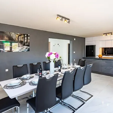 Casa de Férias My Dalmatia - Luxury Escape With Private Pool, Game And Gym Perusic Benkovacki