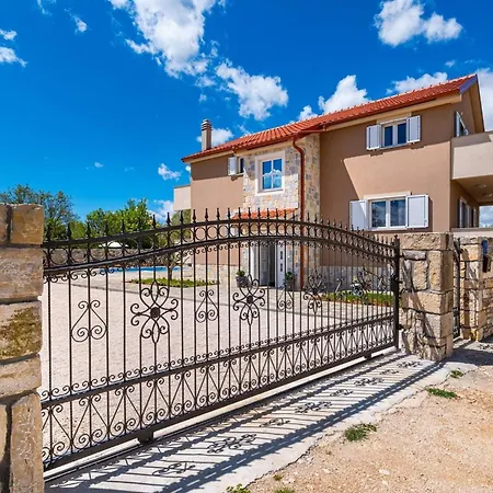 Tatil Evi My Dalmatia - Luxury Escape With Private Pool, Game And Gym Perusic Benkovacki