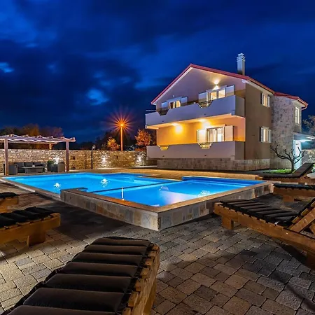 Tatil Evi My Dalmatia - Luxury Escape With Private Pool, Game And Gym